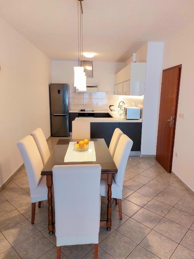 Apartment With Private Pool "Patricia" Makarska Esterno foto