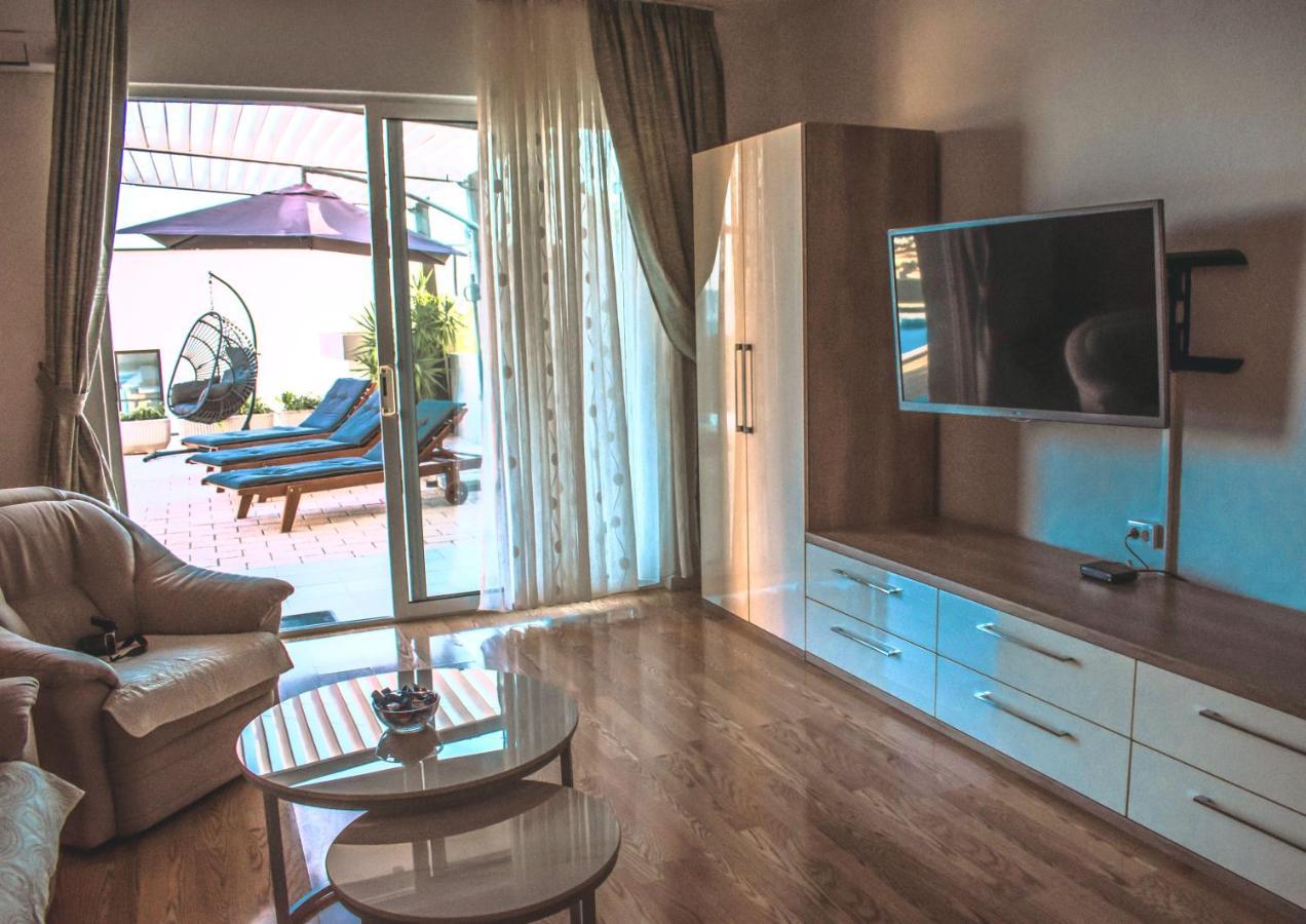 Apartment With Private Pool "Patricia" Makarska Esterno foto