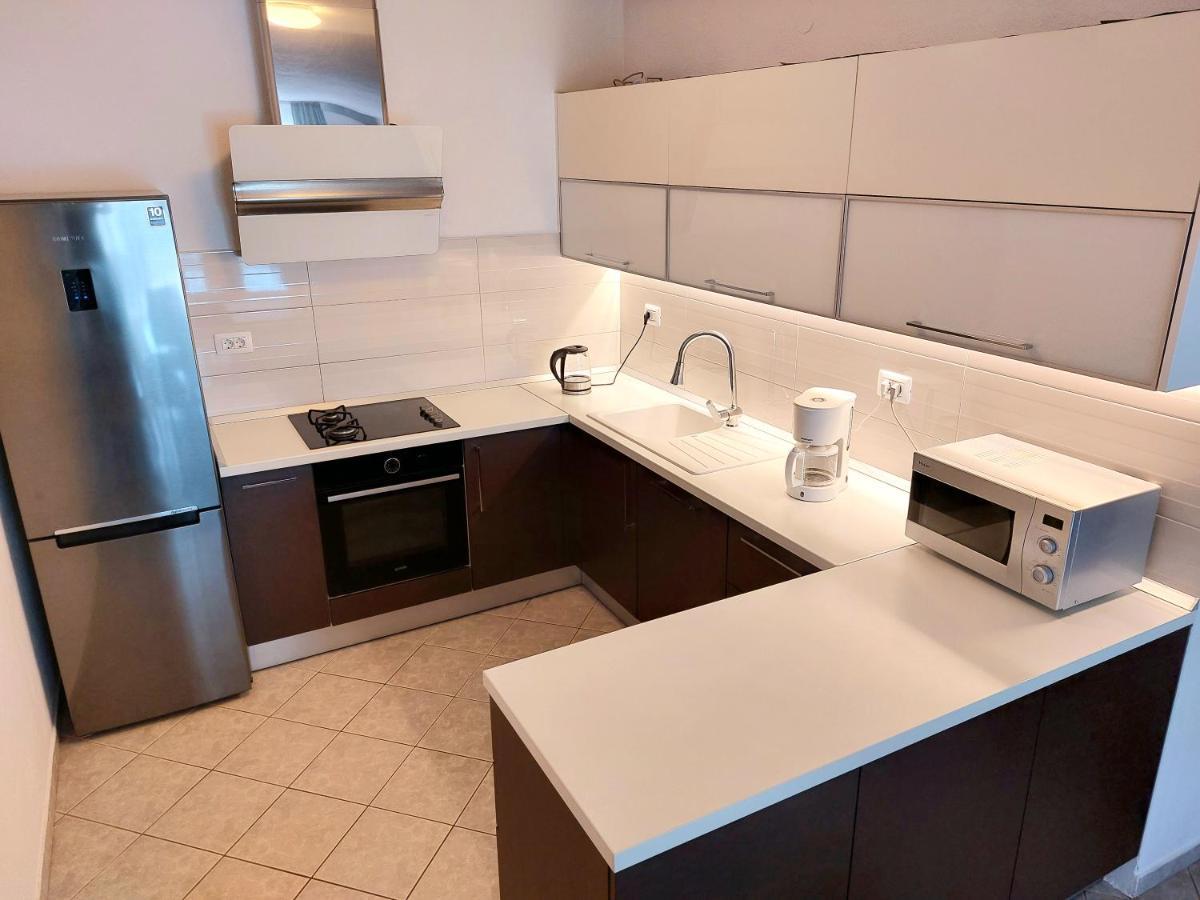 Apartment With Private Pool "Patricia" Makarska Esterno foto