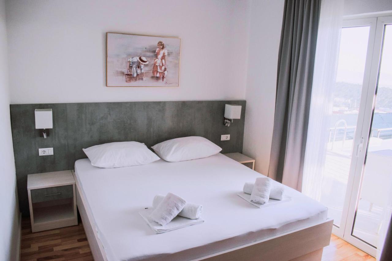 Apartment With Private Pool "Patricia" Makarska Esterno foto