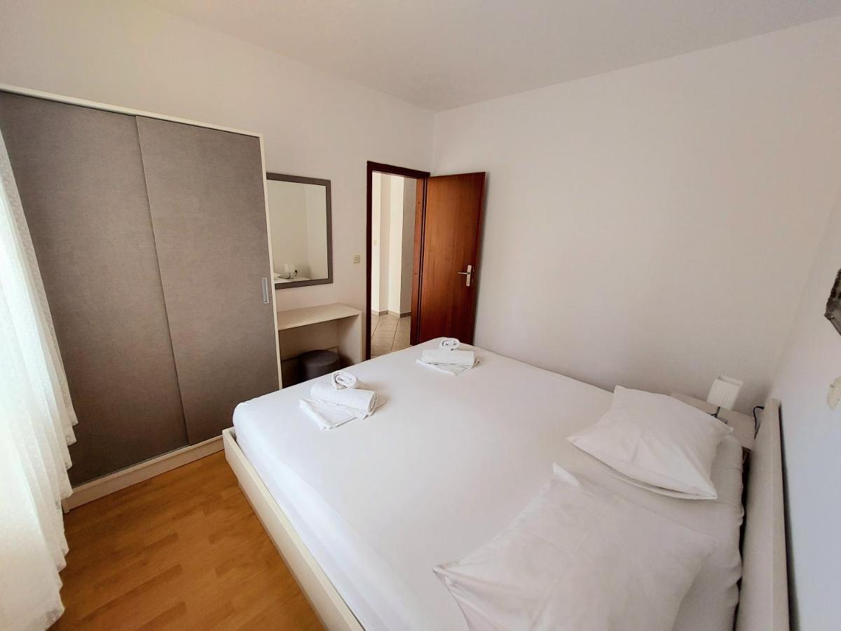 Apartment With Private Pool "Patricia" Makarska Esterno foto