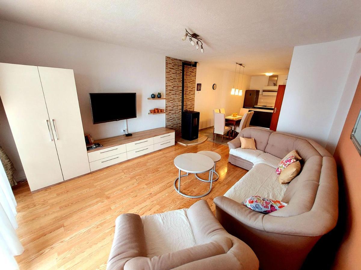 Apartment With Private Pool "Patricia" Makarska Esterno foto